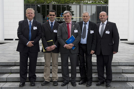 Le premier conseil d'administration de l'AICO, sur les marches du musée olympique à Lausanne en Suisse le 22 mai 2016, © CIO Arnaud Meylan (de g à d) : Mark Maestrone (1er vice-président), Christophe Ait-Braham (secrétaire), Roman Babut (président), Gianni Galeotti (2e vice-président), Branislav Delej (trésorier).